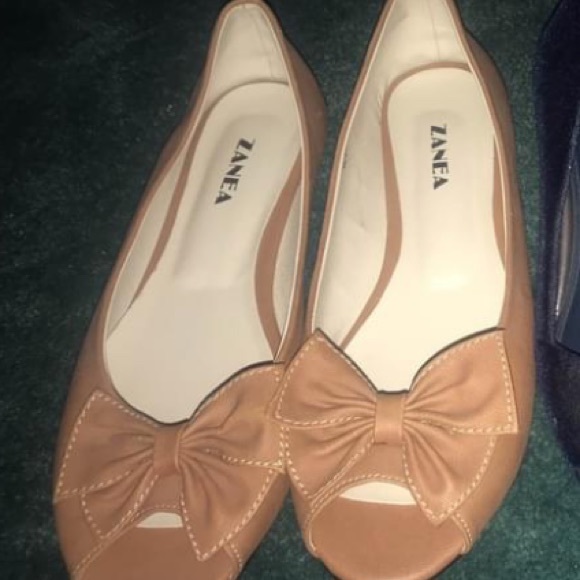 Heels/Pumps - Picture 1 of 2